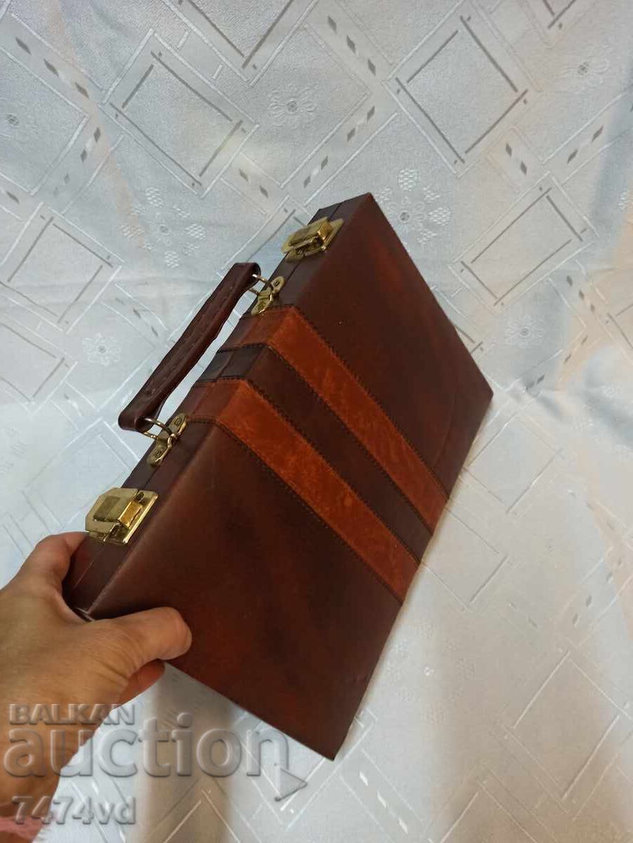 Auction LUXURY TABLE WITH LEATHER CASE Auction LUXURY TABLE WITH LEATHER CASE