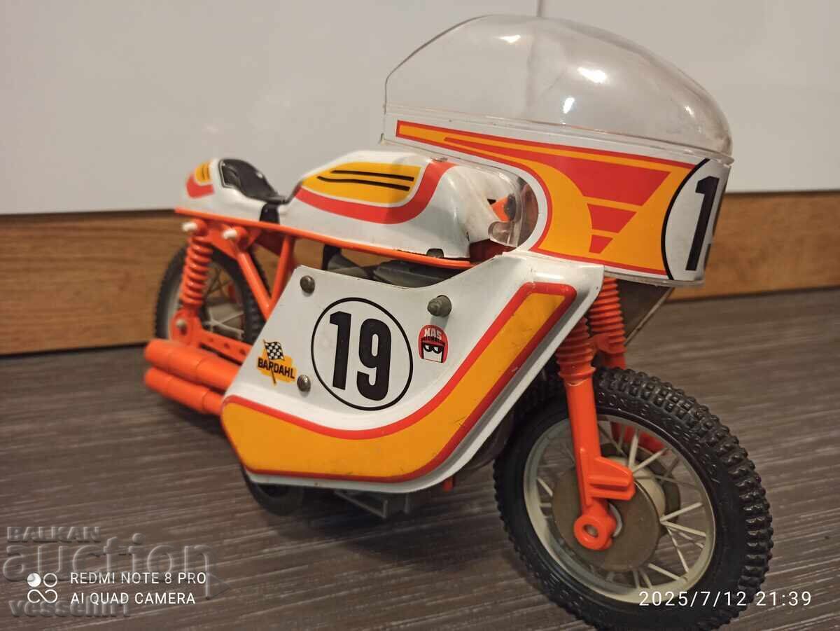 Motor vechi cu mecanism de frecare, de colecție, mare, rar cu preț 76.00 BGN | € 38.86 Motor vechi cu mecanism de frecare, de colecție, mare, rar cu preț 76.00 BGN | € 38.86