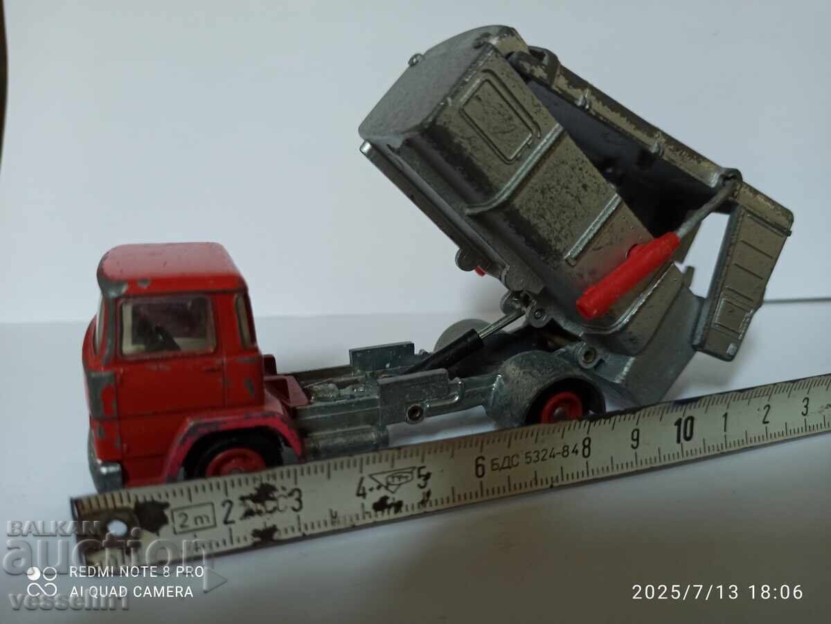 Παράδοση Παλιό παιδικό φορτηγό απορριμμάτων SIKU με παλιά επιγραφή Παράδοση Παλιό παιδικό φορτηγό απορριμμάτων SIKU με παλιά επιγραφή