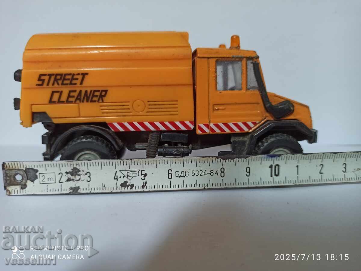 Licitație Vechi camion de jucărie pentru curățenie Woma Mercedes Unimog