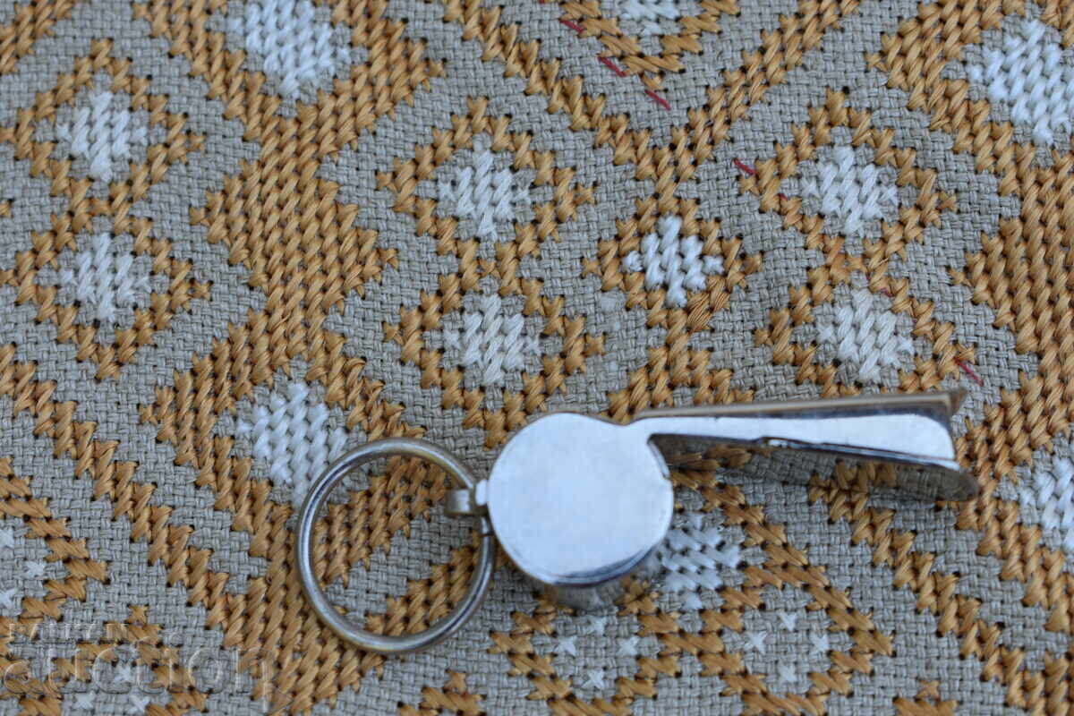 Παράδοση Παλιά μεταλλική σφυρίχτρα