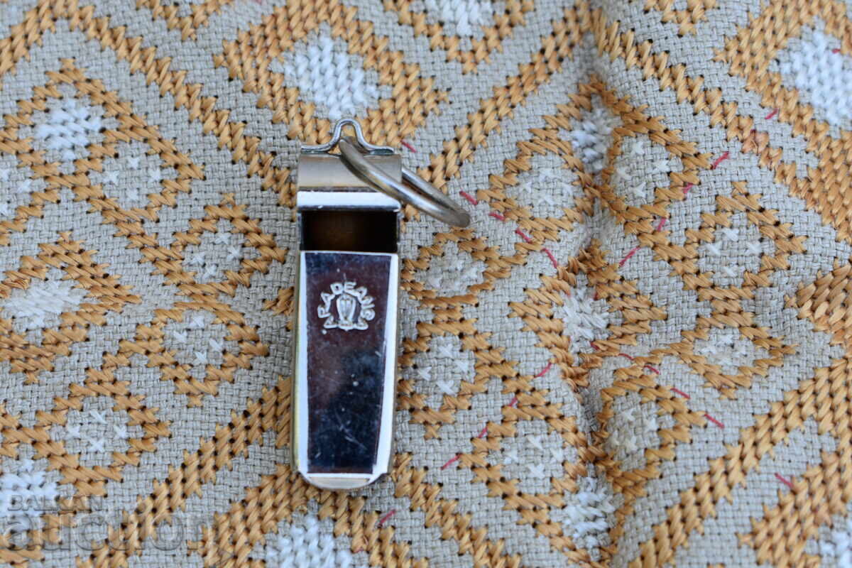 Παλιά μεταλλική σφυρίχτρα