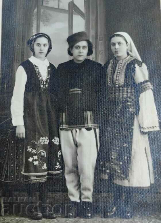 Auction NOSIA POTURI WOMEN PHOTO KINGDOM OF BULGARIA Auction NOSIA POTURI WOMEN PHOTO KINGDOM OF BULGARIA