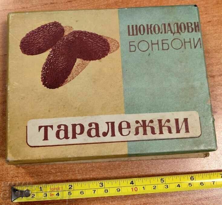 ТАРАЛЕЖКИ МАЛЧИКА СОФИЯ РЯДКА СОЦ КУТИЯ ОТ БОНБОНИ СОЦА с цена 40.00 лв. | € 20.45 ТАРАЛЕЖКИ МАЛЧИКА СОФИЯ РЯДКА СОЦ КУТИЯ ОТ БОНБОНИ СОЦА с цена 40.00 лв. | € 20.45