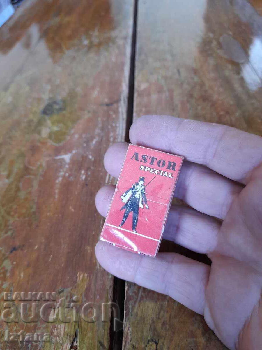 Δημοπρασία Παλιά ξυραφάκια Astor Special