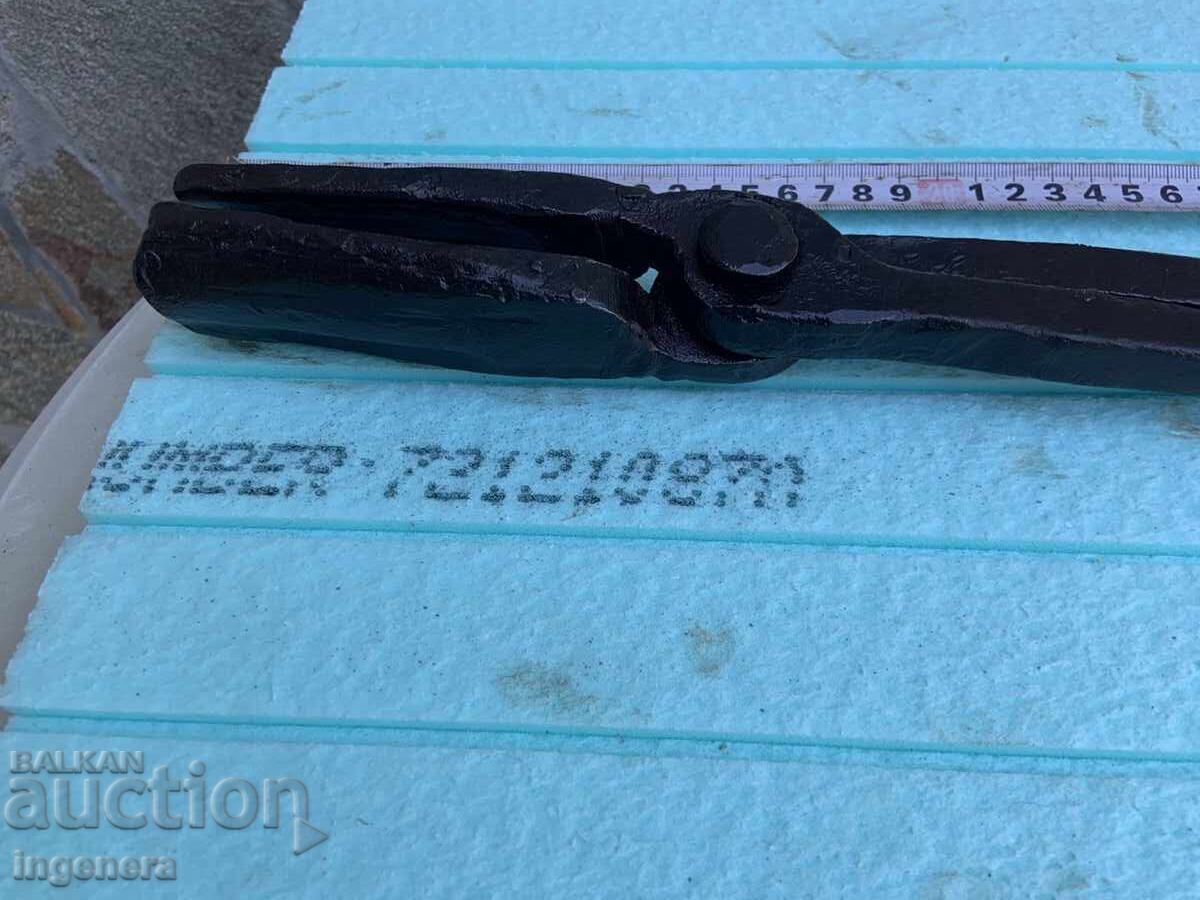 Delivery of SPECIALIZED LARGE FORGED FARRIER TONGS Delivery of SPECIALIZED LARGE FORGED FARRIER TONGS