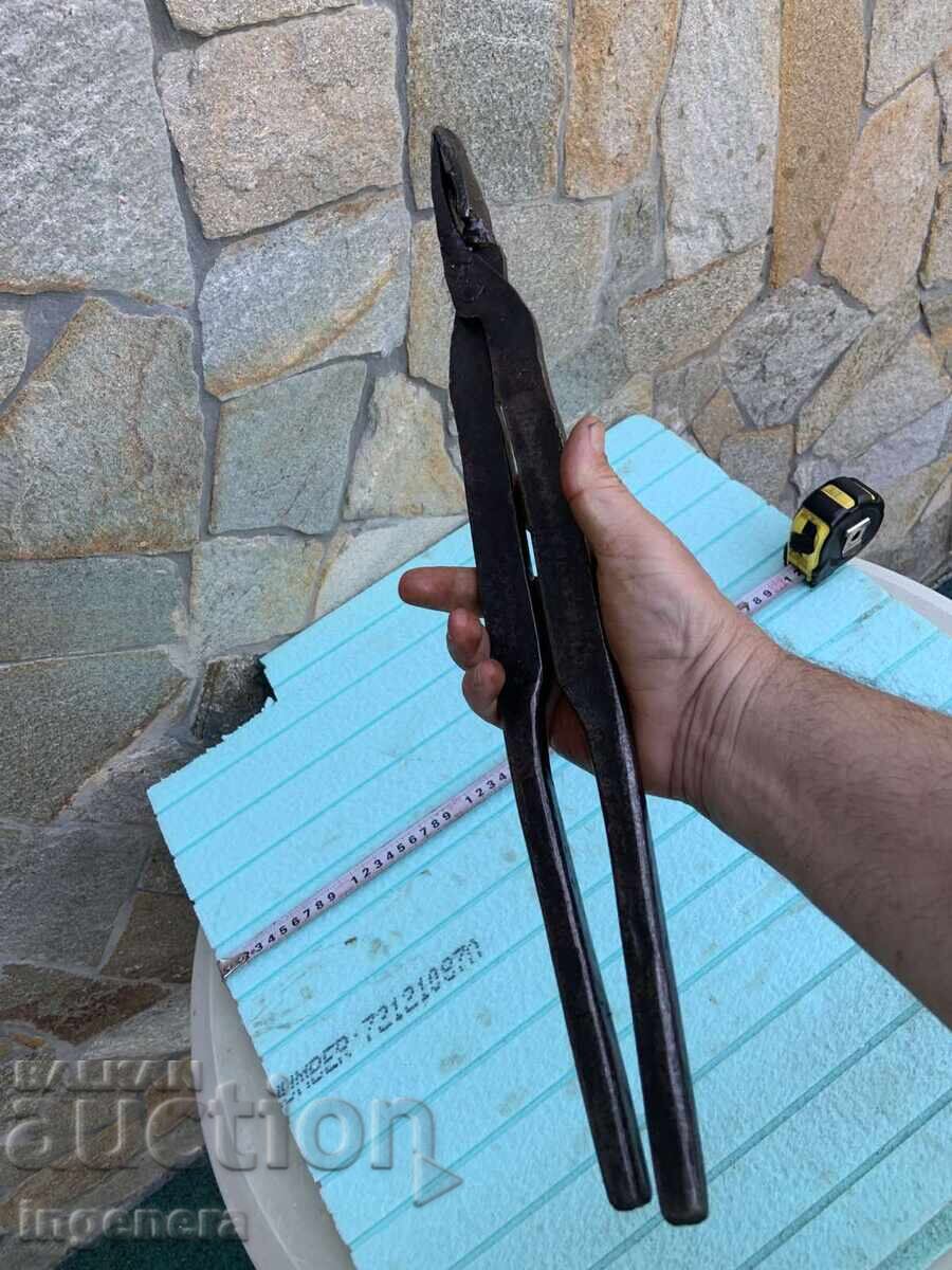 Auction SPECIALIZED LARGE FORGED FARRIER TONGS Auction SPECIALIZED LARGE FORGED FARRIER TONGS