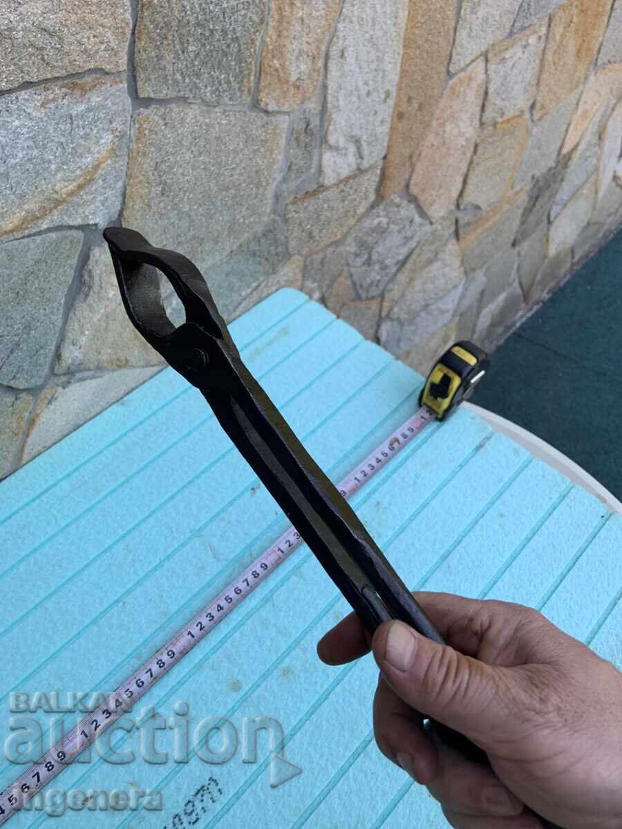 SPECIALIZED LARGE FORGED FARRIER TONGS - 6 SPECIALIZED LARGE FORGED FARRIER TONGS - 6