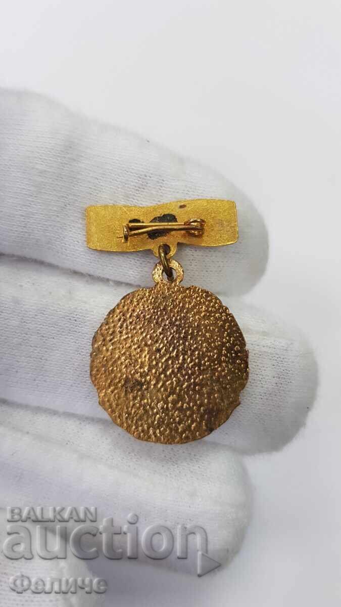 Παράδοση Κομμουνιστικό σήμα, κονκάρδα Ποδόσφαιρο Επίτιμο μέλος Σλάβια