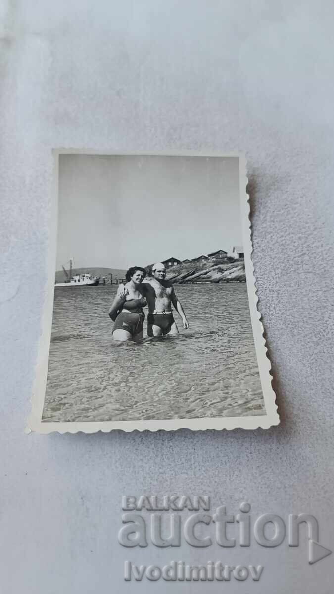 Снимка Мъж и жена на брега на морето