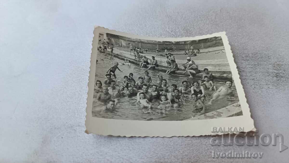 Снимка Мъже жени и деца в плувен басейн 1954