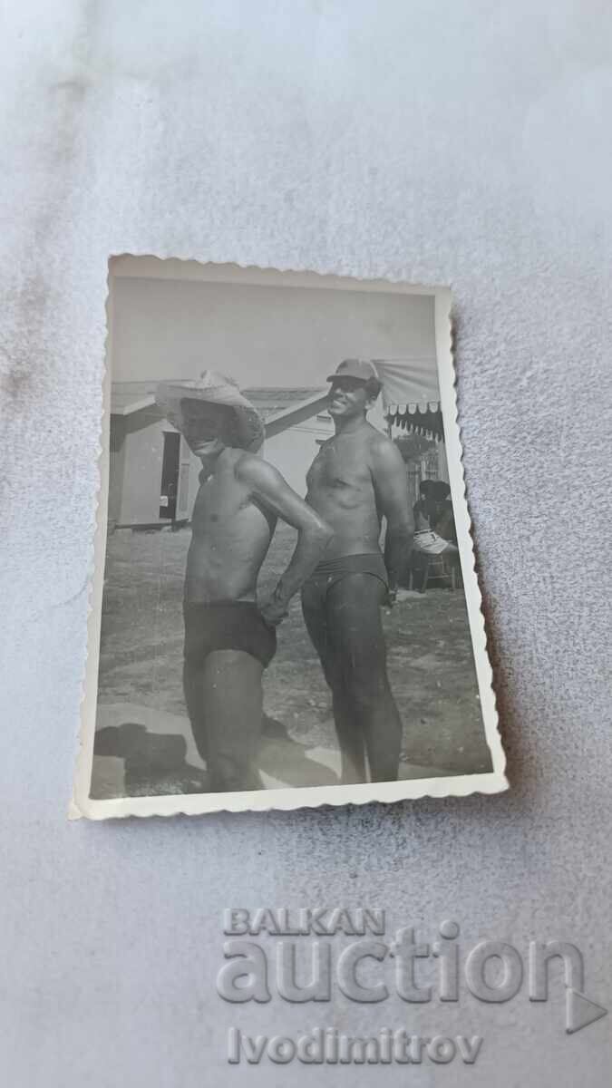 Foto Doi bărbați în costume de baie