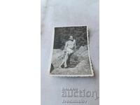 C-ca Ostrița Bărbat cu pantaloni scurți pe o piatră în munți 1965