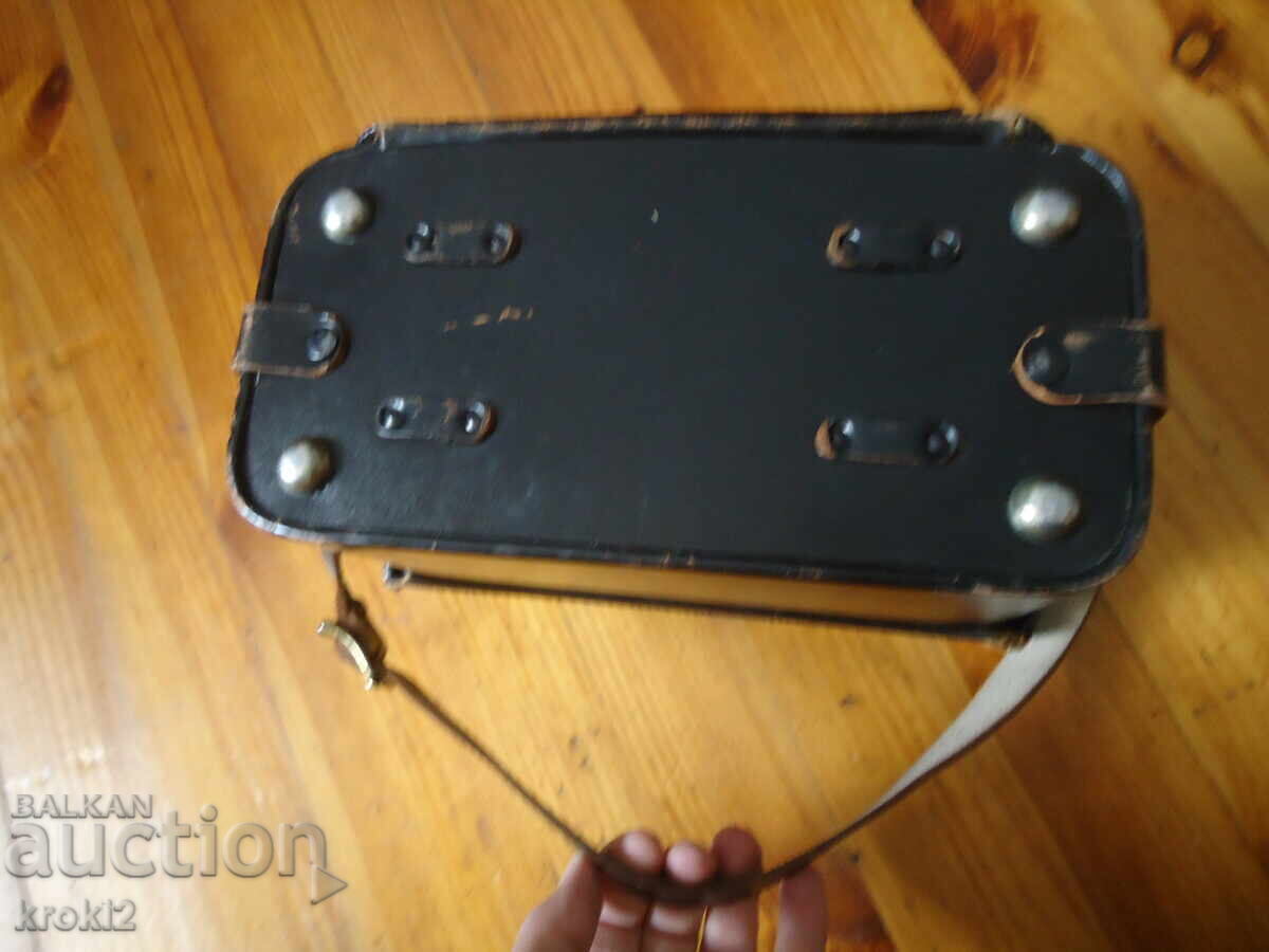 Delivery of Old leather bag for a German camera