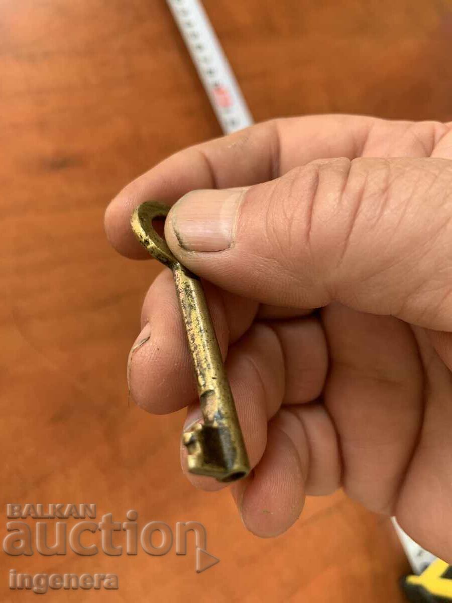 Auction  ANTIQUE KEY FROM GRANDMOTHER AND GRANDFATHER'S CHESTS CUT PADLOCK