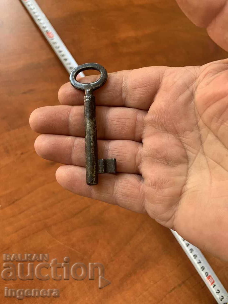 Delivery of ANTIQUE KEY FROM GRANDMOTHER AND GRANDFATHER'S CHESTS CUT PADLOCK Delivery of ANTIQUE KEY FROM GRANDMOTHER AND GRANDFATHER'S CHESTS CUT PADLOCK