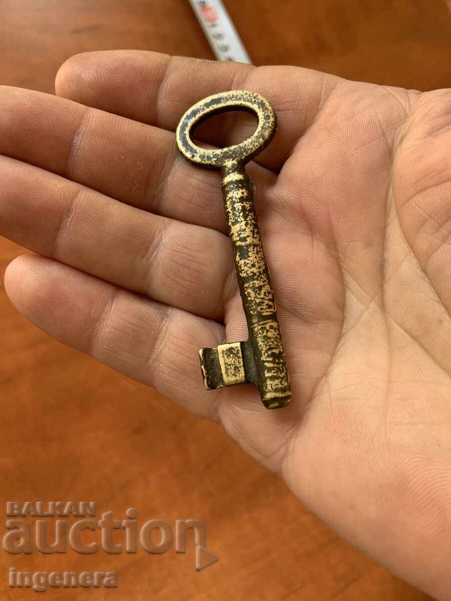 Delivery of ANTIQUE KEY FROM GRANDMOTHER AND GRANDFATHER'S CHESTS CUT PADLOCK Delivery of ANTIQUE KEY FROM GRANDMOTHER AND GRANDFATHER'S CHESTS CUT PADLOCK