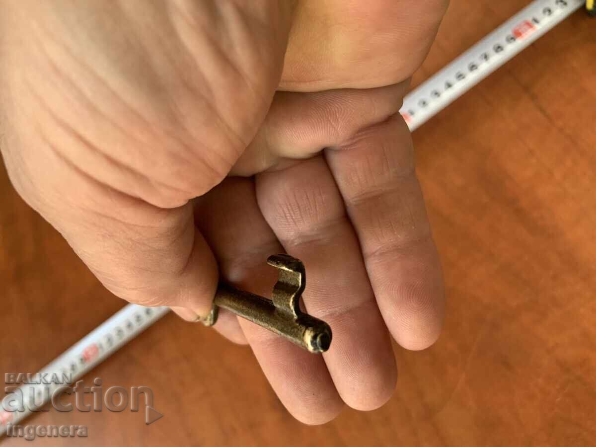 Παράδοση ΑΝΤΙΚΕ ΚΛΕΙΔΙ ΑΠΟ ΣΤΗΝ ΓΙΑΓΙΑ ΚΑΙ ΠΑΠΠΟΥ ΚΟΜΜΕΝΟ ΛΟΥΚΕΤΟ Παράδοση ΑΝΤΙΚΕ ΚΛΕΙΔΙ ΑΠΟ ΣΤΗΝ ΓΙΑΓΙΑ ΚΑΙ ΠΑΠΠΟΥ ΚΟΜΜΕΝΟ ΛΟΥΚΕΤΟ