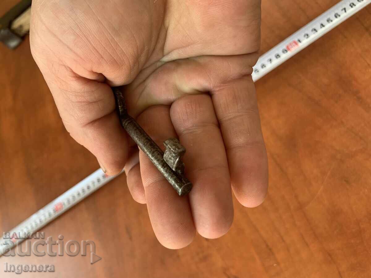 Παράδοση ΑΝΤΙΚΕ ΚΛΕΙΔΙ ΑΠΟ ΣΤΗΝ ΓΙΑΓΙΑ ΚΑΙ ΠΑΠΠΟΥ ΚΟΜΜΕΝΟ ΛΟΥΚΕΤΟ Παράδοση ΑΝΤΙΚΕ ΚΛΕΙΔΙ ΑΠΟ ΣΤΗΝ ΓΙΑΓΙΑ ΚΑΙ ΠΑΠΠΟΥ ΚΟΜΜΕΝΟ ΛΟΥΚΕΤΟ