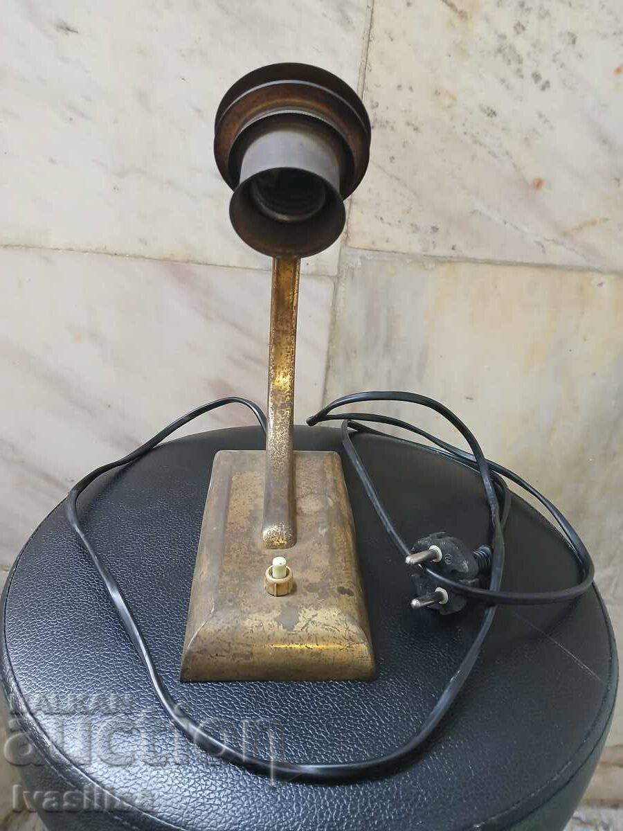 Αρχαίο επιτραπέζιο φωτιστικό με τιμή 70.00 BGN | € 35.79