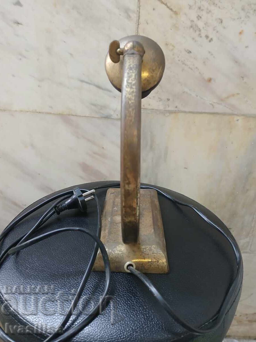 Παράδοση Αρχαίο επιτραπέζιο φωτιστικό