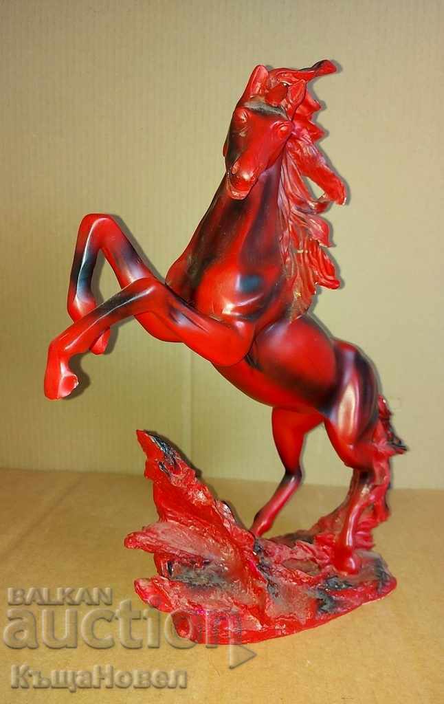 .FIGURA CAL MARE FOARTE FRUMOASA STATUETA PLASTIC cu preț 50.00 BGN | € 25.56