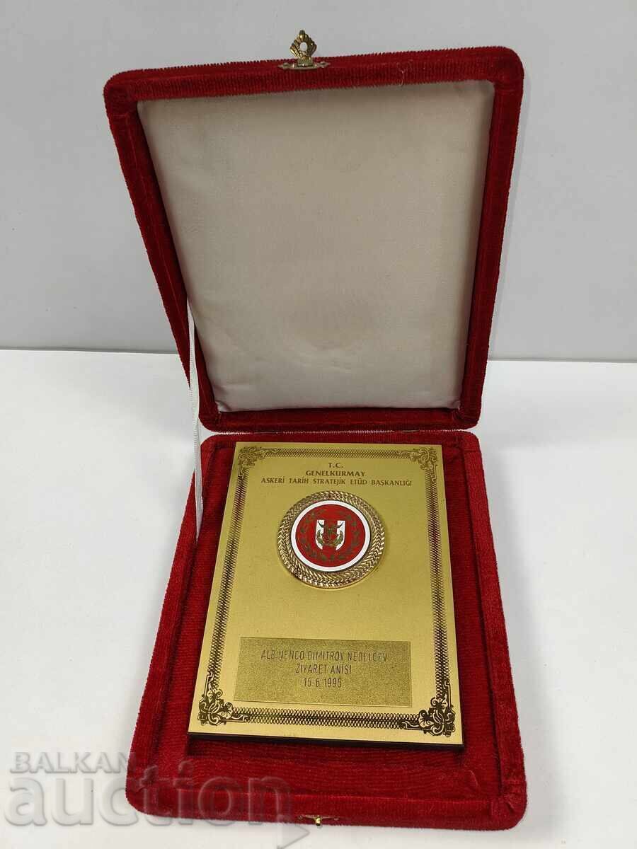 ΜΕΓΑΛΟ ΣΤΡΑΤΙΩΤΙΚΟ ΠΛΑΚΕΤΙΔΙΟ ΑΠΟΝΕΜΗΘΗΚΕ ΣΕ ΒΟΥΛΓΑΡΟ ΑΞΙΩΜΑΤΙΚΟ 90-ΤΟΥ ΚΟΥΤΙΟΥ με τιμή 40.00 BGN | € 20.45