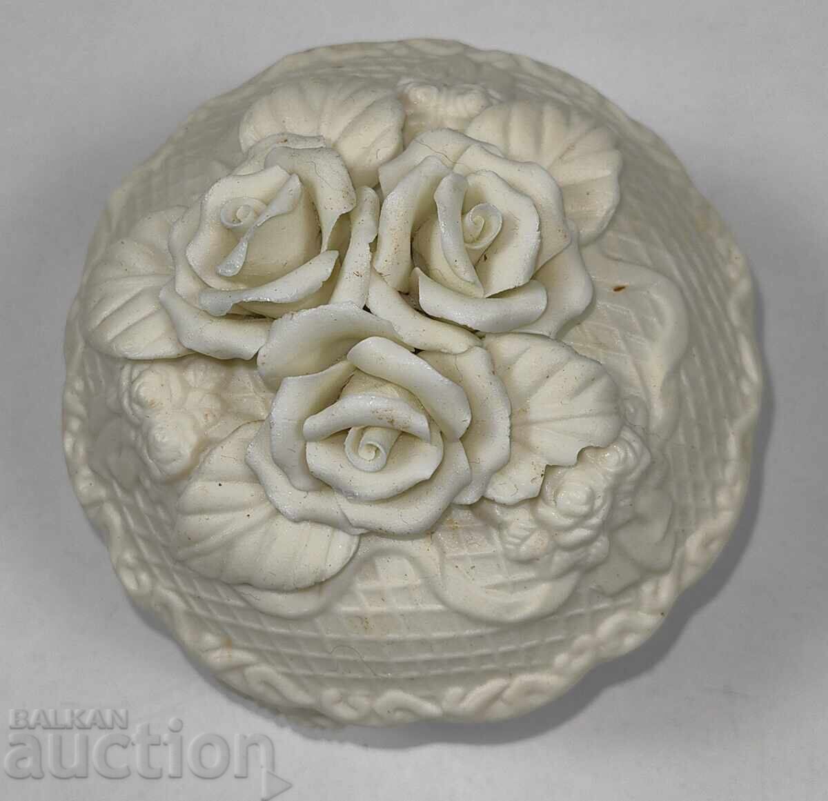 CUTIE MUZICALĂ FRUMOASĂ PENTRU BIJUTERII CAPAC TRANDAFIRI STARE EXCELENTĂ cu preț 40.00 BGN | € 20.45 CUTIE MUZICALĂ FRUMOASĂ PENTRU BIJUTERII CAPAC TRANDAFIRI STARE EXCELENTĂ cu preț 40.00 BGN | € 20.45