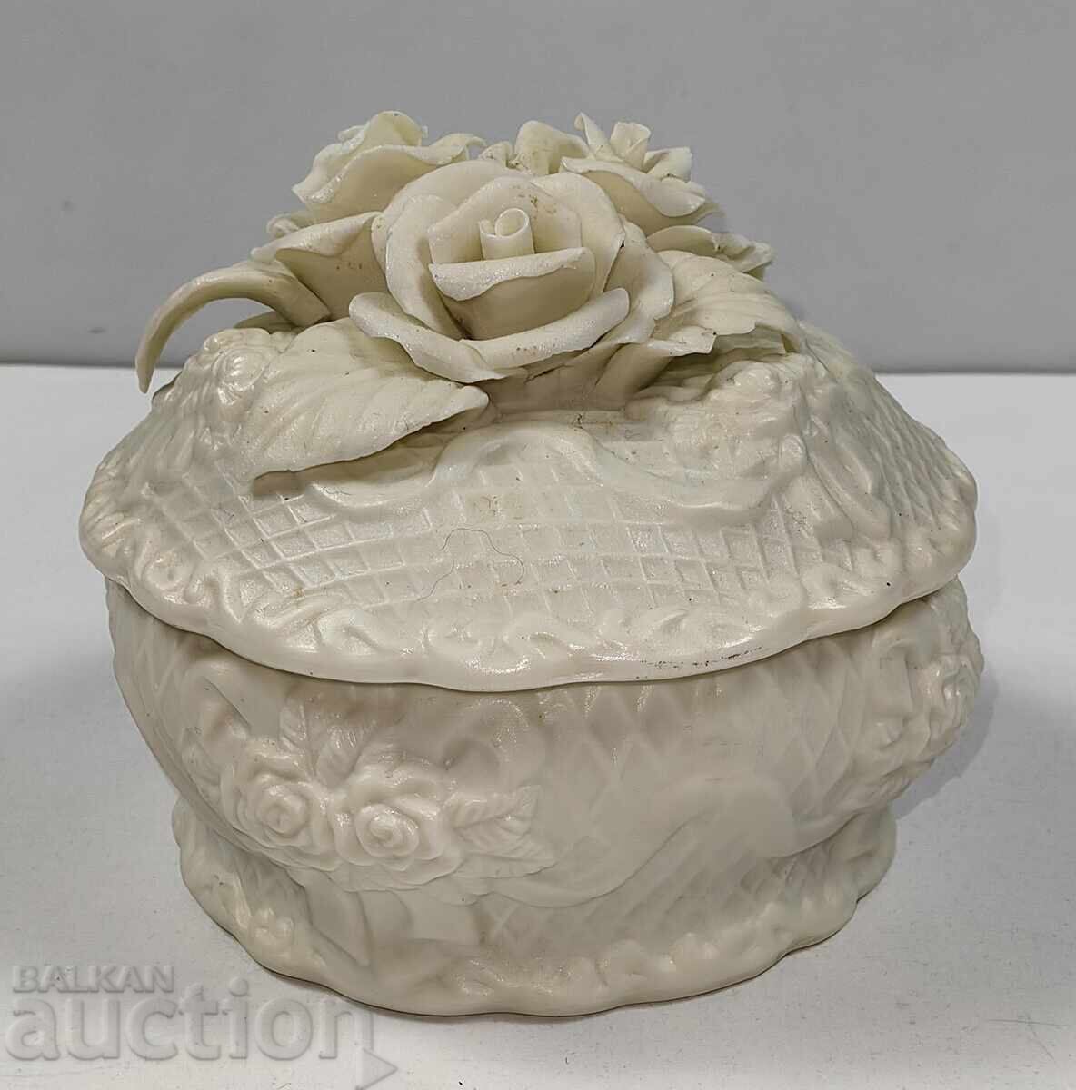 Licitație CUTIE MUZICALĂ FRUMOASĂ PENTRU BIJUTERII CAPAC TRANDAFIRI STARE EXCELENTĂ Licitație CUTIE MUZICALĂ FRUMOASĂ PENTRU BIJUTERII CAPAC TRANDAFIRI STARE EXCELENTĂ