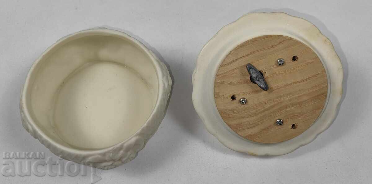 Livrarea CUTIE MUZICALĂ FRUMOASĂ PENTRU BIJUTERII CAPAC TRANDAFIRI STARE EXCELENTĂ Livrarea CUTIE MUZICALĂ FRUMOASĂ PENTRU BIJUTERII CAPAC TRANDAFIRI STARE EXCELENTĂ