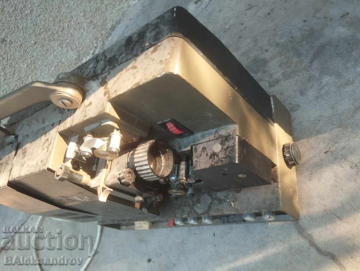 Παλιά μηχανή προβολής ταινιών με τιμή 76.00 BGN | € 38.86