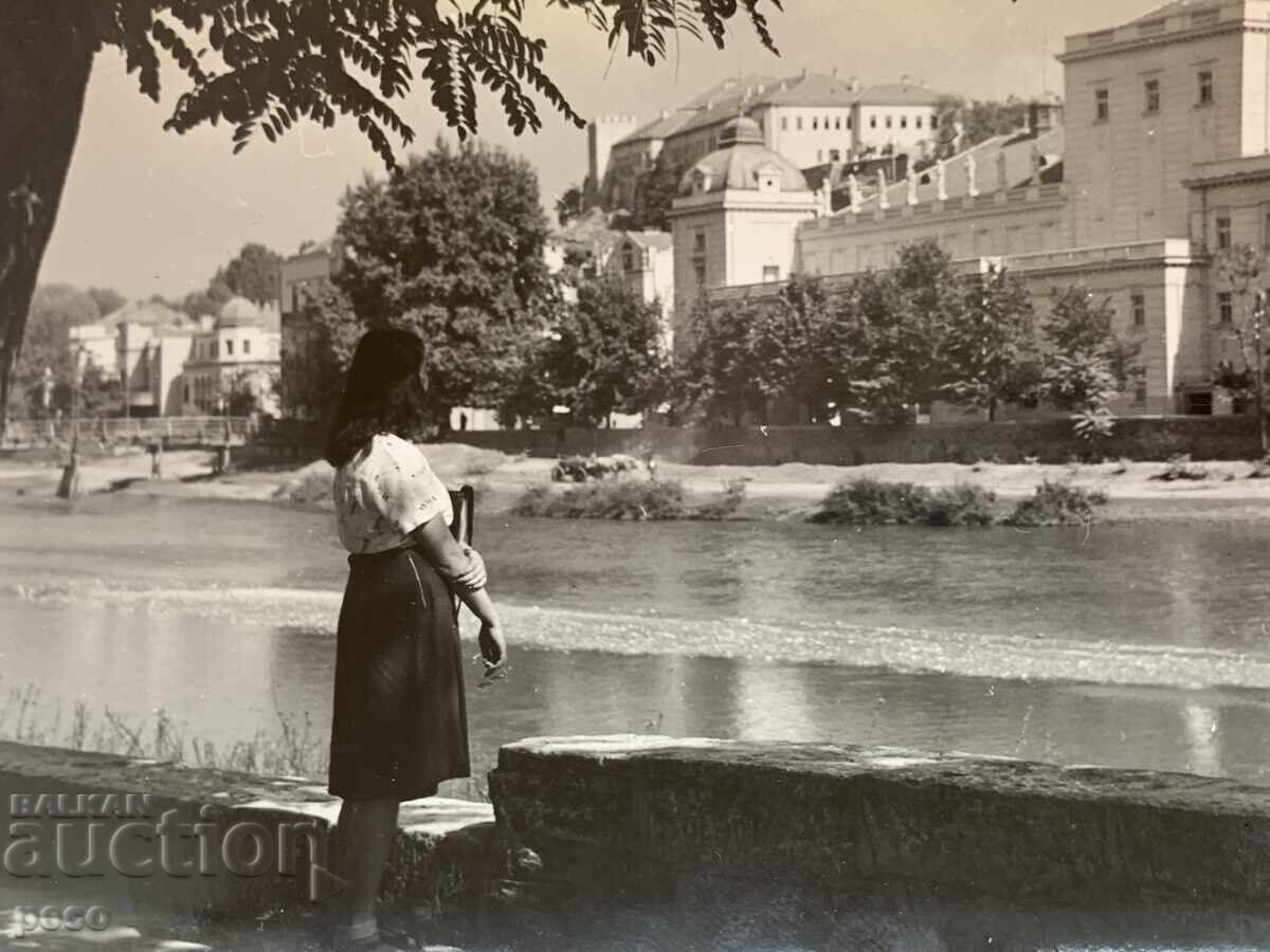 Δημοπρασία Σκόπια Θέατρο και ποταμός Βαρδάρης, φωτογραφία δεκαετίας 1940, Δ. Κατσεφ /;?/