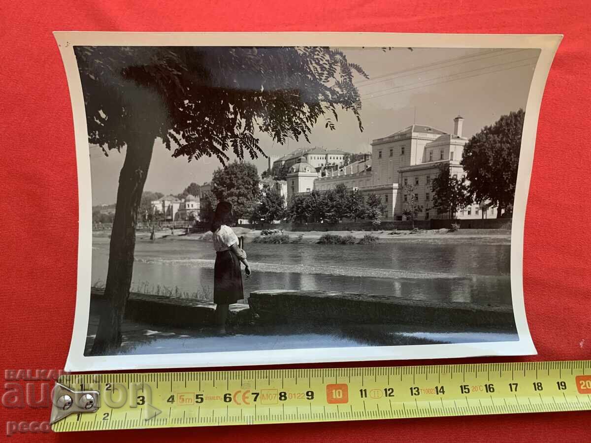 Παράδοση Σκόπια Θέατρο και ποταμός Βαρδάρης, φωτογραφία δεκαετίας 1940, Δ. Κατσεφ /;?/