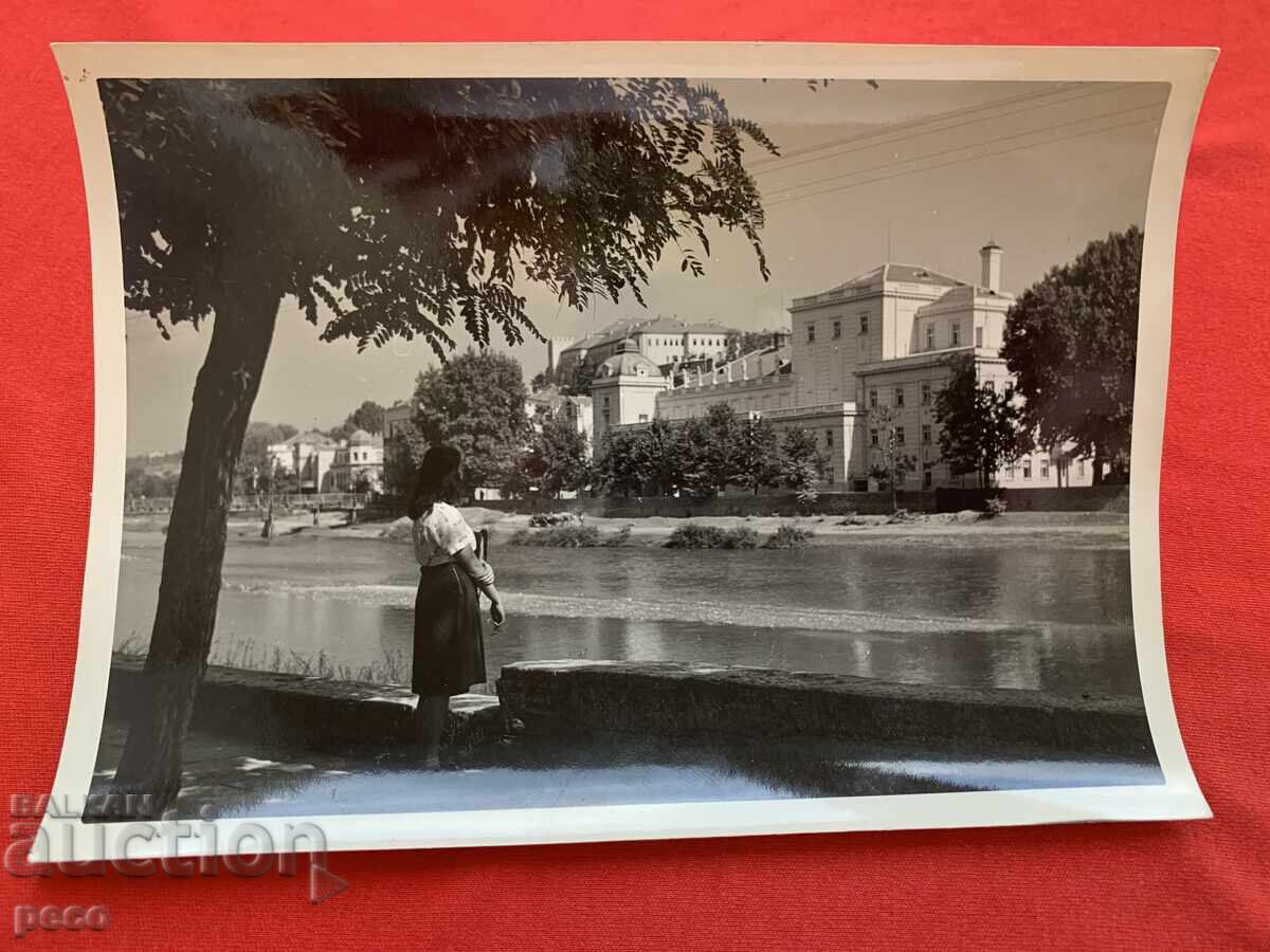 Σκόπια Θέατρο και ποταμός Βαρδάρης, φωτογραφία δεκαετίας 1940, Δ. Κατσεφ /;?/
