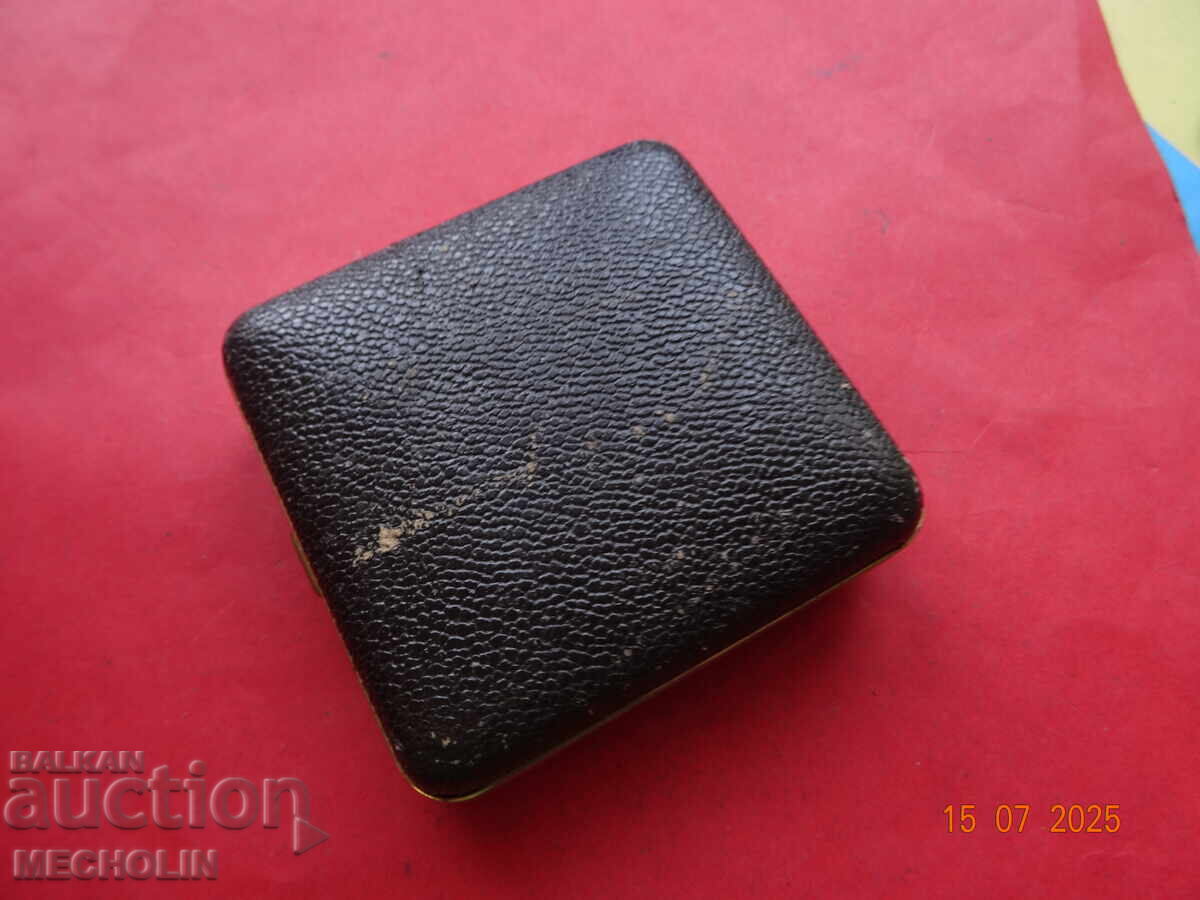 Доставка на ЧАСОВНИК колекционерски DE LUXE Доставка на ЧАСОВНИК колекционерски DE LUXE