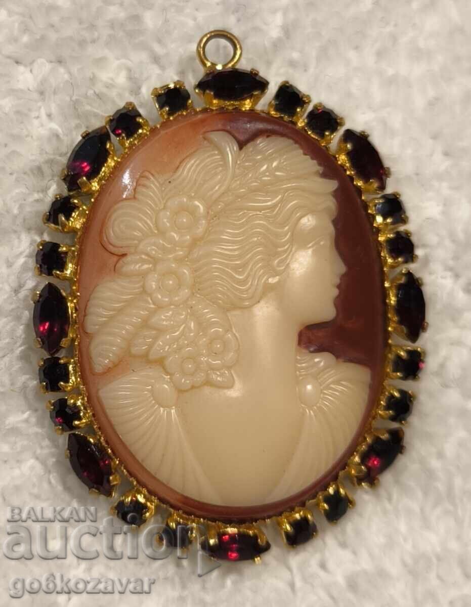 Medalion vechi cu pandantiv Camee cu preț 25.00 BGN | € 12.78 Medalion vechi cu pandantiv Camee cu preț 25.00 BGN | € 12.78