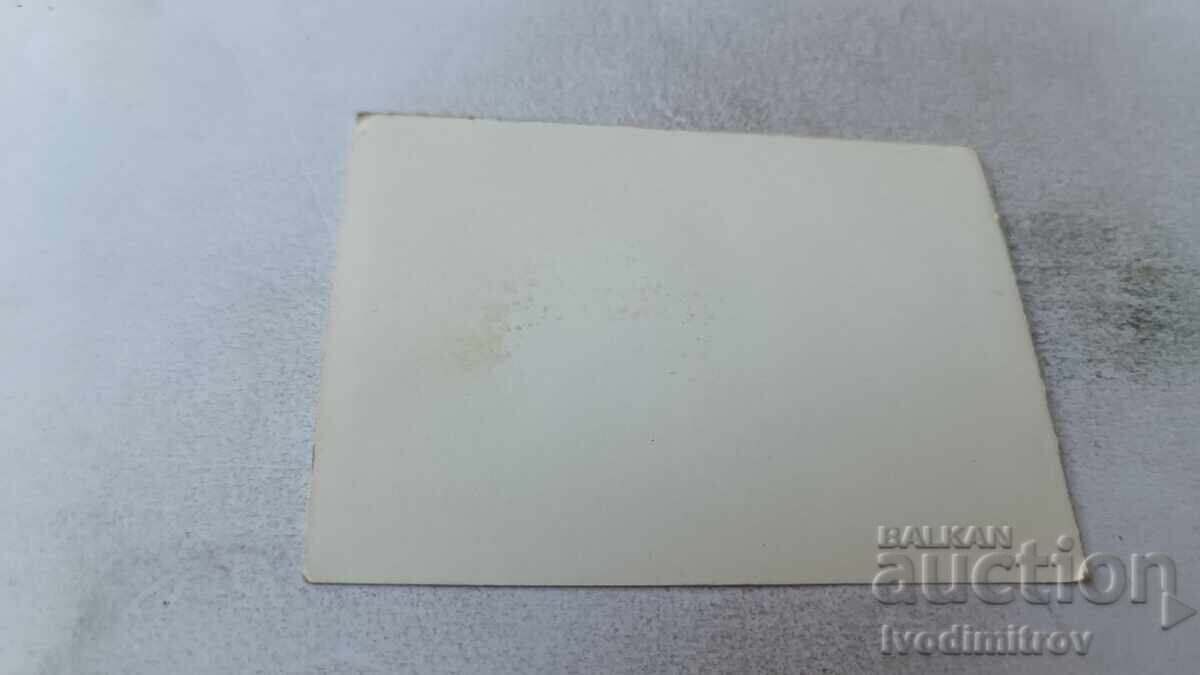 Φωτογραφία Άνδρας που κάθεται σε βράχο πάνω από τη θάλασσα με τιμή 2.15 BGN | € 1.10