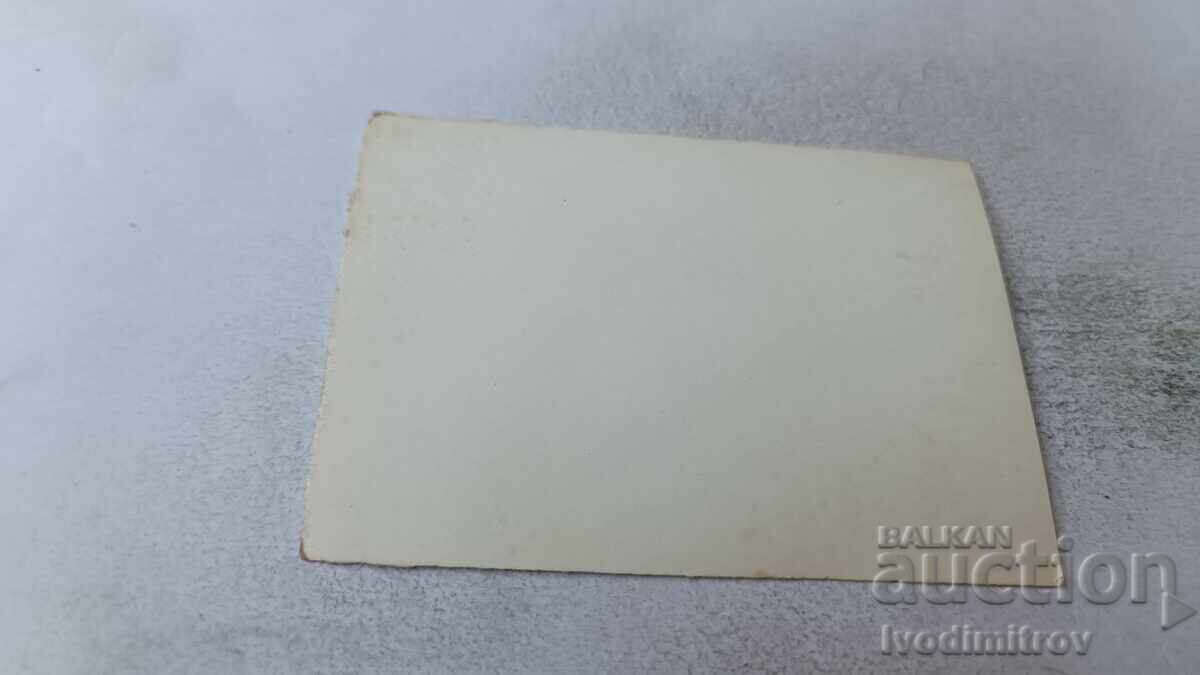 Φωτογραφία Νεαρή γυναίκα στην παραλία με τιμή 1.65 BGN | € 0.84