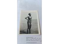 Φωτογραφία Νεαρή γυναίκα στην παραλία