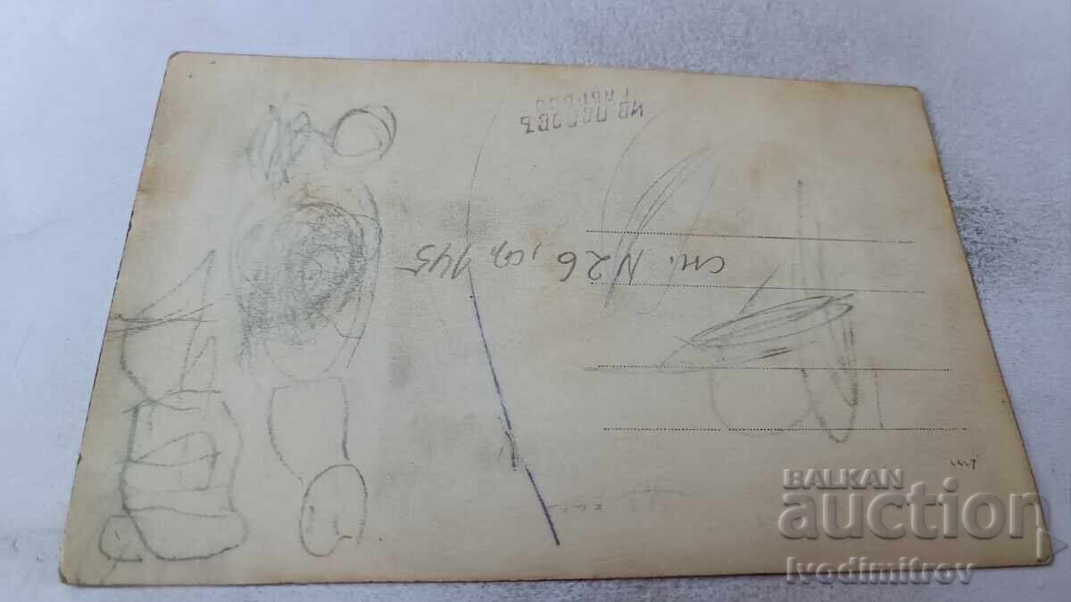 Φωτογραφία Γκάμπροβο Άνδρες γυναίκες και παιδιά μπροστά από διοικητικό κτίριο με τιμή 2.65 BGN | € 1.35