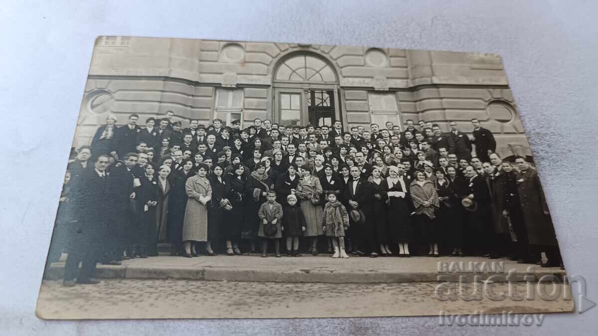 Φωτογραφία Γκάμπροβο Άνδρες γυναίκες και παιδιά μπροστά από διοικητικό κτίριο