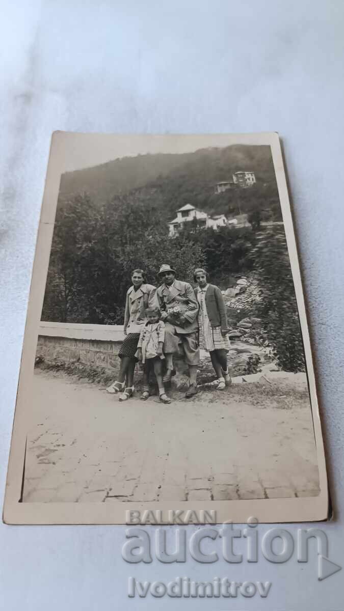 Снимка Нареченски бани Мъж жена и две момичета 1942