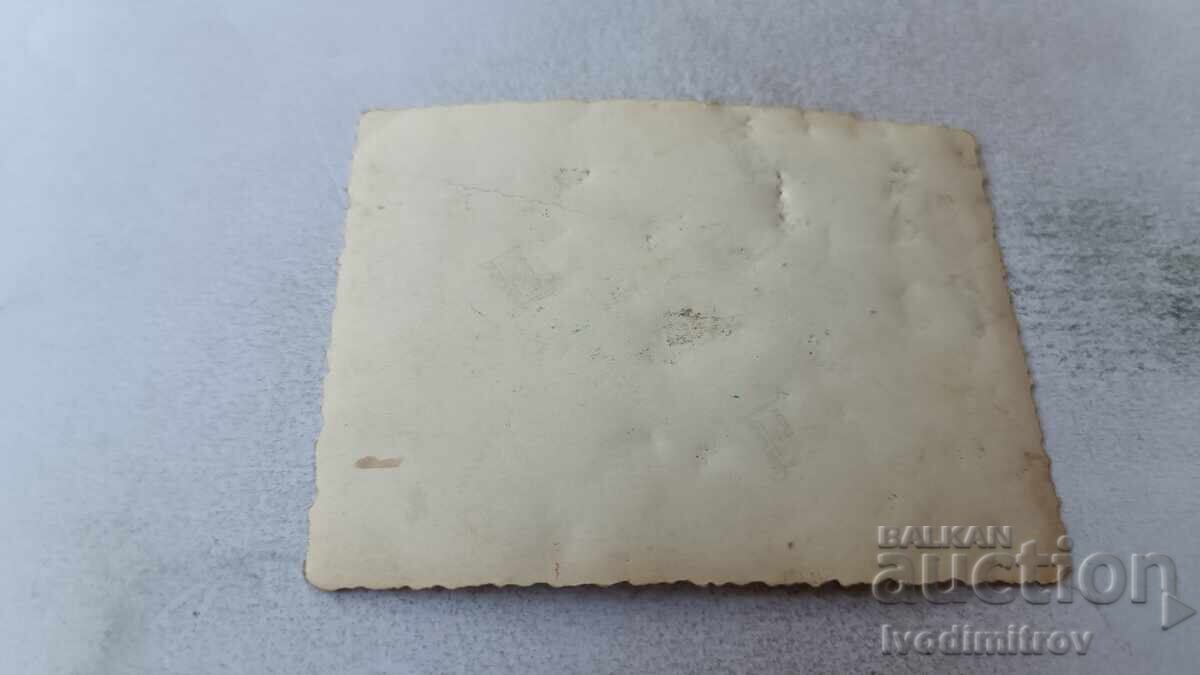 Φωτογραφία Άνδρας γυναίκα και μικρό κοριτσάκι μπροστά από μονοκατοικία με τιμή 2.45 BGN | € 1.25 Φωτογραφία Άνδρας γυναίκα και μικρό κοριτσάκι μπροστά από μονοκατοικία με τιμή 2.45 BGN | € 1.25