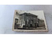 Φωτογραφία Άνδρας γυναίκα και μικρό κοριτσάκι μπροστά από μονοκατοικία