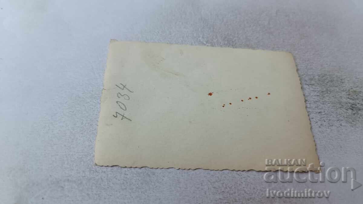 Снимка Жена и малко момиченце с цена 1.45 лв. | € 0.74