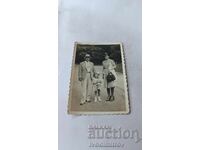 Fotografie Bărbat femeie și fetiță la plimbare 1940