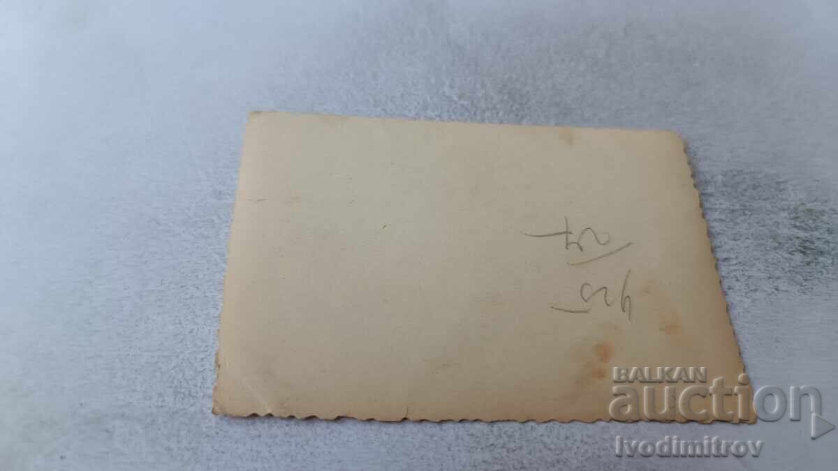 Φωτογραφία Αγοριών μπροστά από μνημείο με τιμή 1.65 BGN | € 0.84