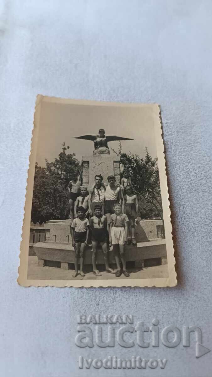 Φωτογραφία Αγοριών μπροστά από μνημείο