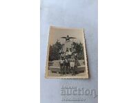 Φωτογραφία Αγοριών μπροστά από μνημείο