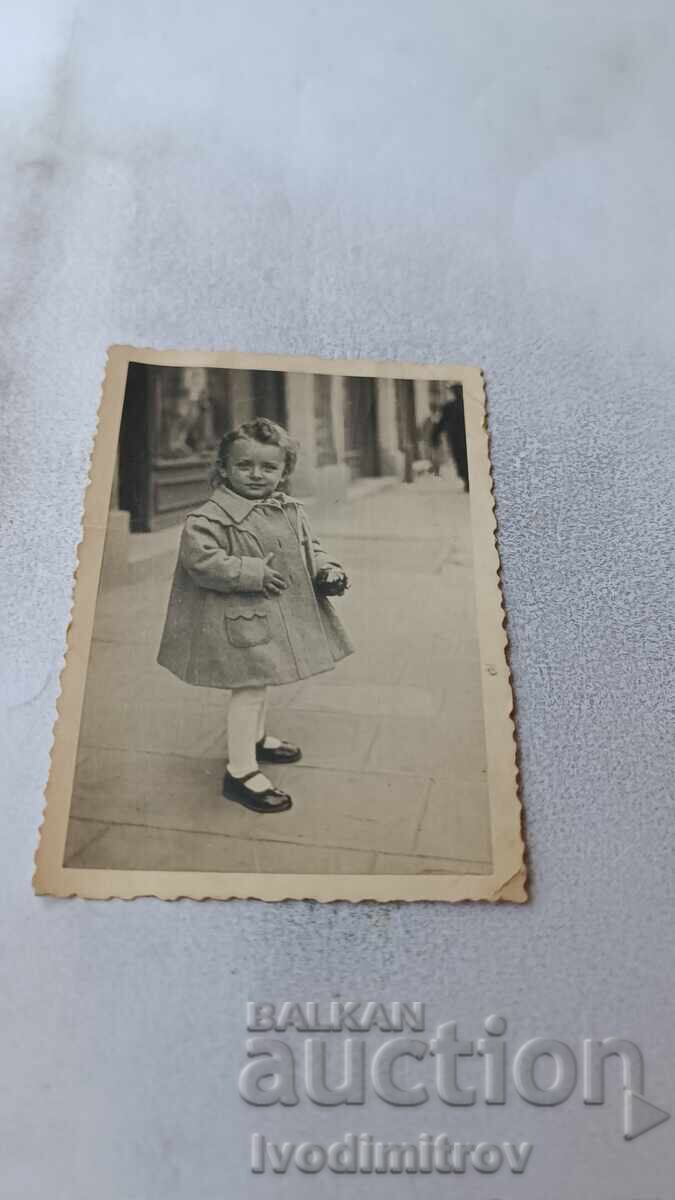 Foto Sofia O fetiță pe trotuar